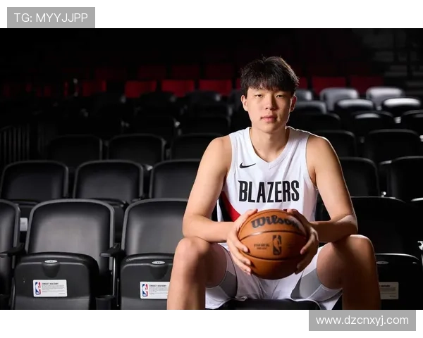 杨瀚森低位背打轻松突破对手单脚上篮展现绝佳技术